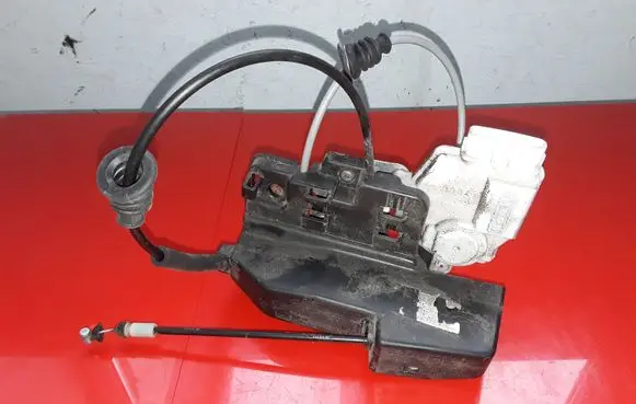 KIA Carens II Front door lock A04577