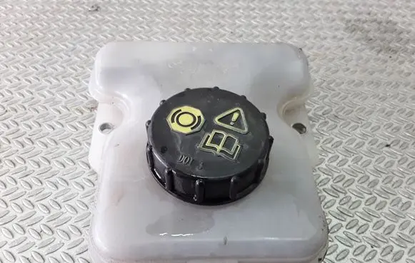 Brake fluid reservoir