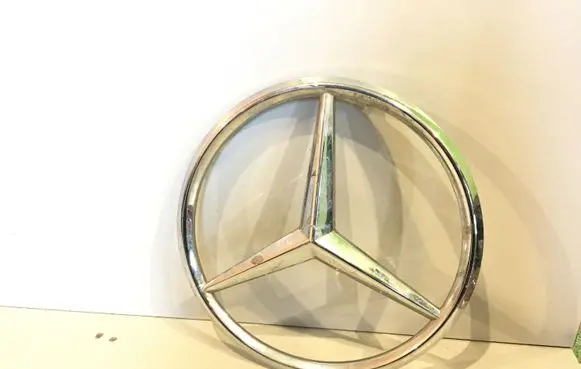 Manufacturer badge logo/emblem