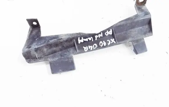 Volvo XC70 Headlight/headlamp mounting bracket