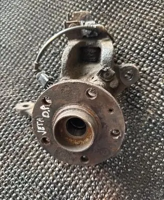 Volkswagen Jetta VI Front wheel hub 5C0407256A