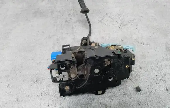 Skoda Octavia Mk2 (1Z) Front door lock 3D1837016