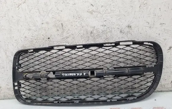 Volkswagen Touareg I Front bumper lower grill 7L6853665A