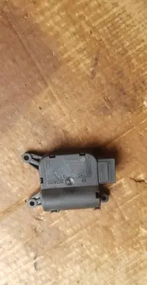 Volkswagen PASSAT B6 Air flap motor/actuator 3C0907511A 0132801362
