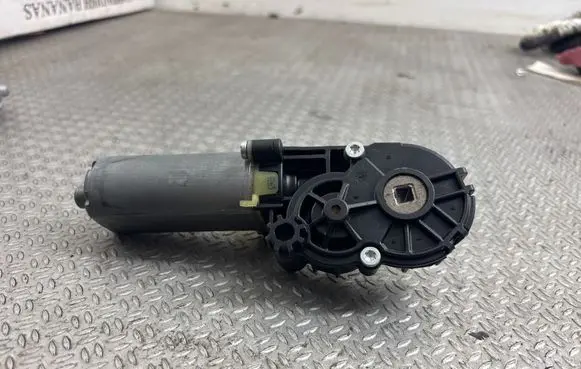 Volvo XC90 Seat adjustment motor 0390203247