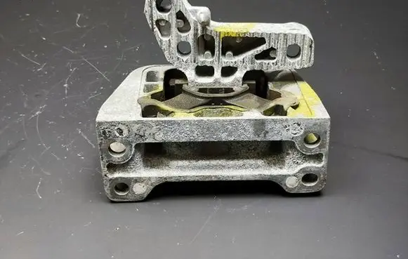 Opel Movano B Engine mount bracket 112108180R