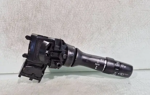 Toyota Avensis T270 Wiper control stalk 0519017F381