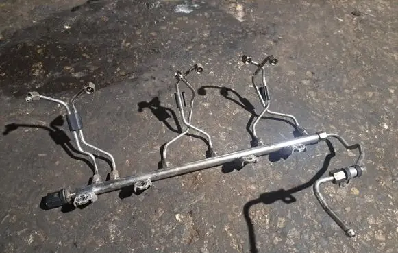 BMW X5 E70 Fuel distributor 7576779 16045010
