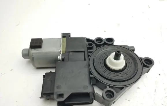 KIA Ceed Front door window regulator motor 82450J7010