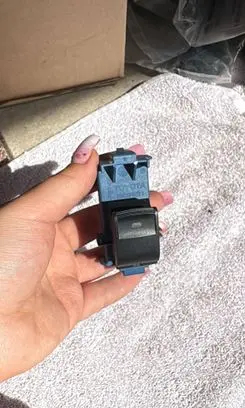 Toyota Avensis T270 Electric window control switch 8481005070