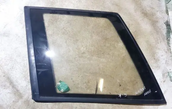 Nissan Prairie Rear side window
