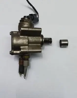 Volkswagen PASSAT B6 Fuel injection high pressure pump 06F127025F
