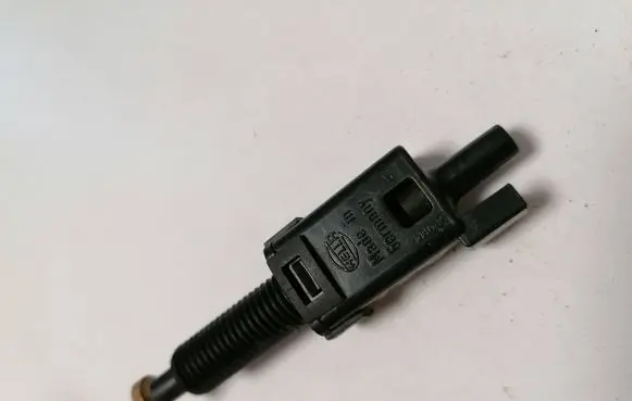 Audi A4 S4 B5 8D Brake pedal sensor switch 811907343B
