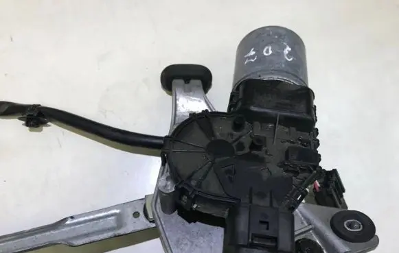 Peugeot 207 Wiper motor 0390241931