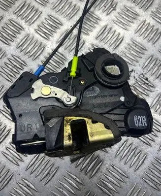 Toyota Avensis T250 Front door lock 62R