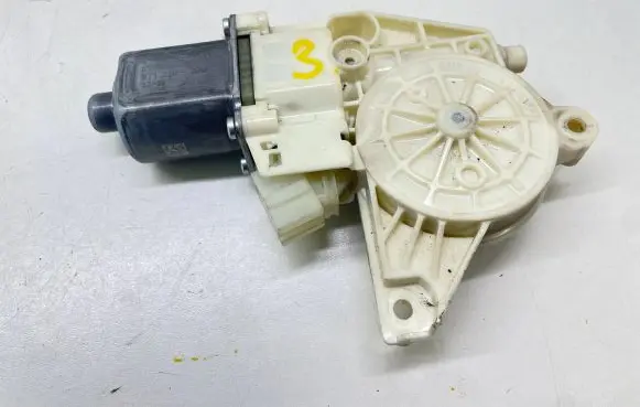 Mercedes-Benz E W212 Front door window regulator motor A2048200142