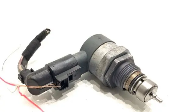 Volkswagen PASSAT B7 Fuel pressure regulator 057130764AB