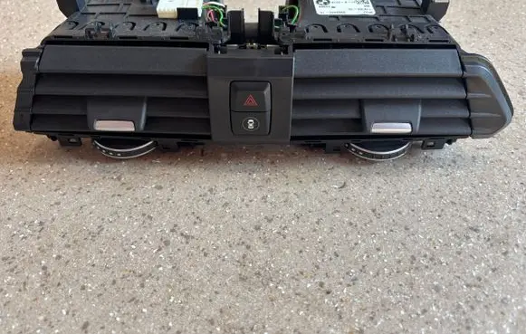 BMW X3 G01 Dash center air vent grill 9363444