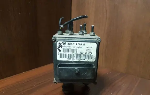 Volkswagen PASSAT B6 ABS Pump 3C0614095M