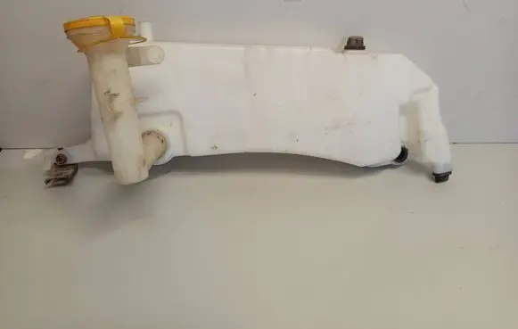 Isuzu D-Max Windshield washer fluid reservoir/tank 
