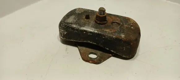 Toyota Land Cruiser (BJ70) Engine mount bracket