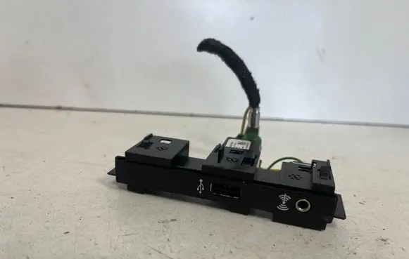 Volkswagen Tiguan USB socket connector 5TA863324B