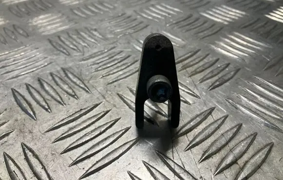 Mercedes-Benz E W211 Fuel Injector clamp holder