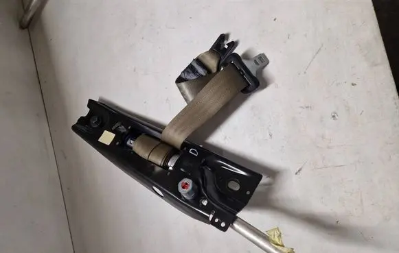 Volvo V70 Front seatbelt 