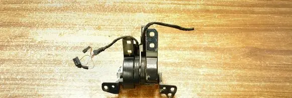 BMW 5 E60 E61 Tailgate/trunk/boot hinge 7061384