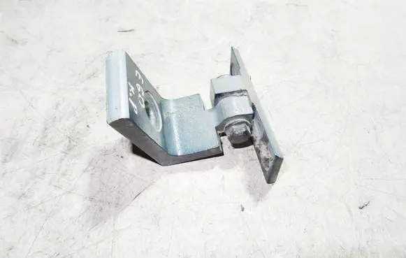 BMW 5 E60 E61 Front door upper hinge 7068073