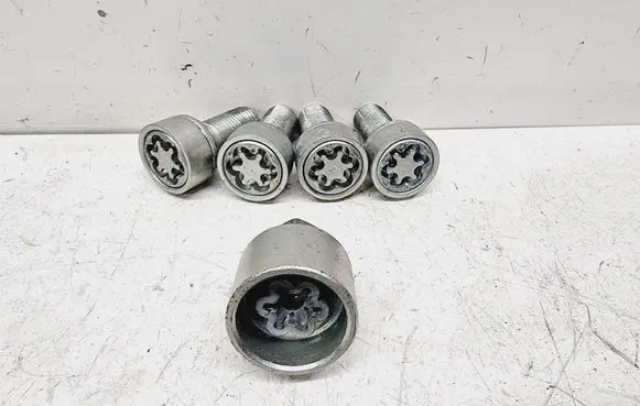 Skoda Kamiq Anti-theft wheel nuts and lock 5J0698139