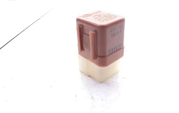 Nissan X-Trail T30 Hazard warning light relay 2523079963