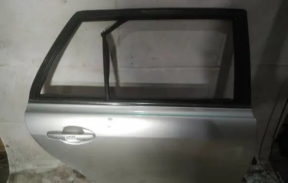 Toyota Avensis T250 Rear door pilkos