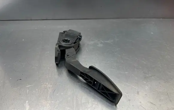 Accelerator throttle pedal