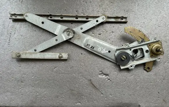 Nissan Patrol Y60 Front door electric window regulator 8070126J00