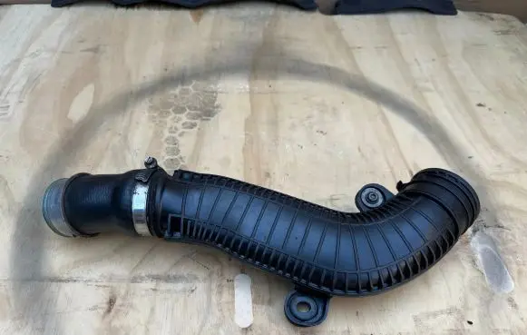 Volkswagen Tiguan Intercooler pipe mounting bracket 1K0145840R