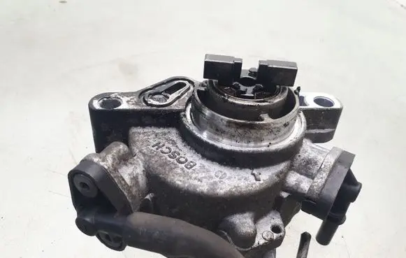 Ford Focus Vacuum pump 9684786780