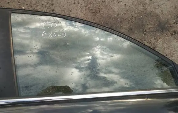 Chevrolet Captiva Front door window glass four-door
