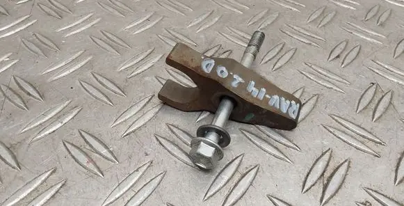 Toyota RAV 4 (XA40) Fuel Injector clamp holder 