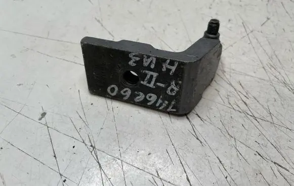BMW 5 E60 E61 Rear door lower hinge 7068090