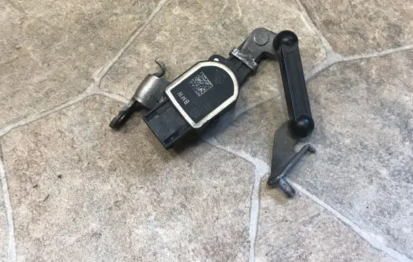 BMW 7 G11 G12 Air suspension front height level sensor 6788571