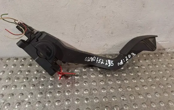 Accelerator throttle pedal