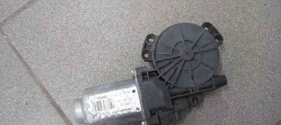 Hyundai Santa Fe Front door window regulator motor