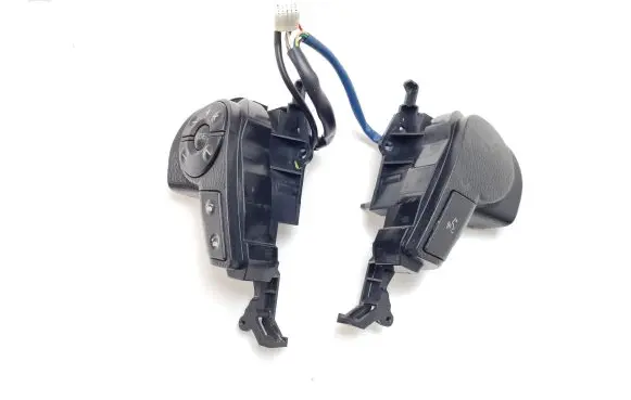 Toyota Tundra II Steering wheel buttons/switches 