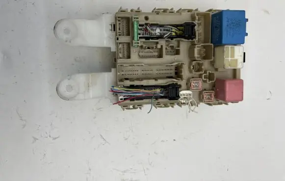 Toyota Verso Fuse module 315982J08 827300F290A 350912L06