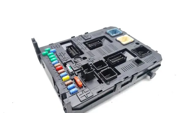 Peugeot 3008 I Fuse module 281164872