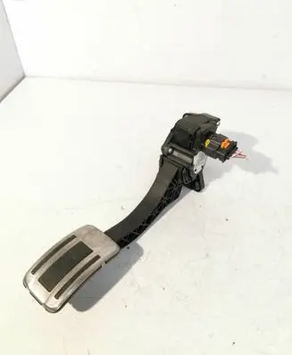 Accelerator throttle pedal