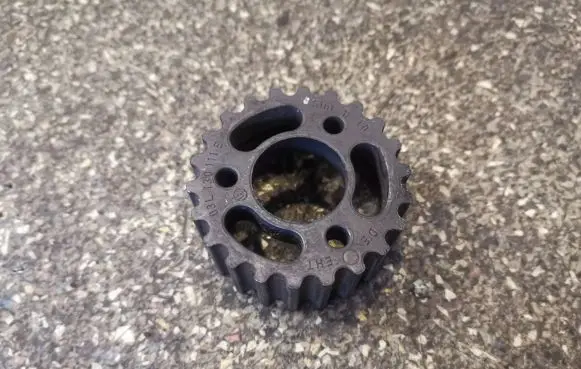 Volkswagen PASSAT B7 Fuel pump gear (pulley) 03L130111E