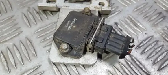 Opel Vectra B Ignition amplifier control unit 90243618 84890E4493