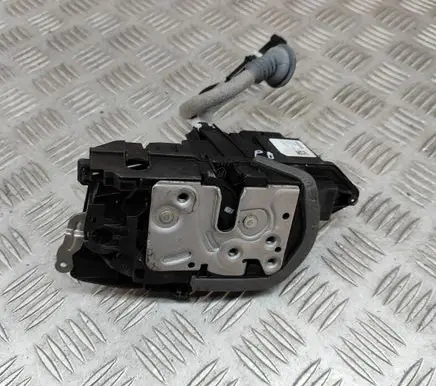Volvo XC90 Front door lock 31440998